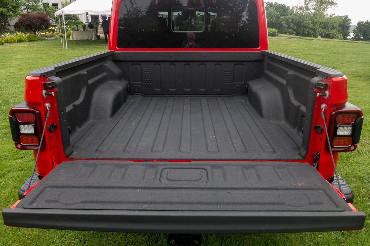 How Big Is The Jeep Truck Bed? Dimensions, Specs & Guide