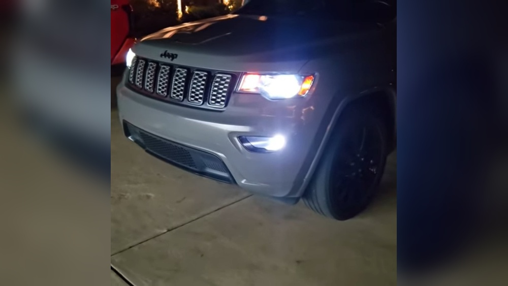 2018 jeep grand cherokee fog light bulb size