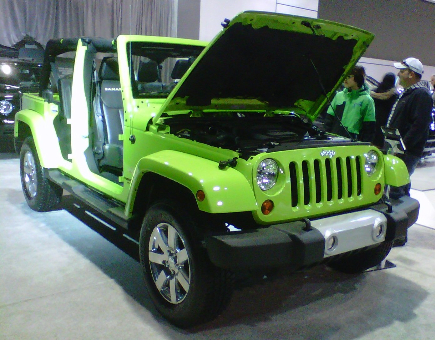 How To Lock Jeep Wrangler Hood: Safety Checklist