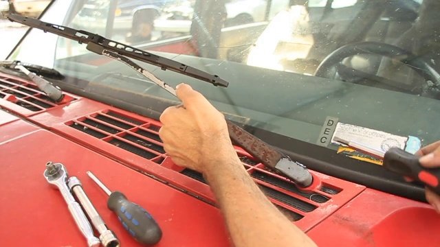How To Remove Jeep Cherokee Windshield Wipers: Easy Steps How To Remove Jeep Cherokee Windshield Wipers: Easy Steps