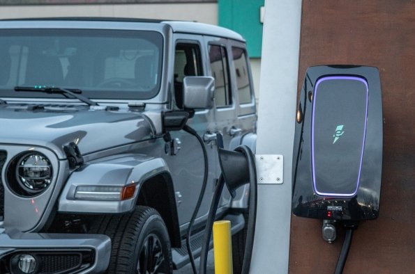 How To Charge A Jeep 4Xe: Easy Steps for Maximum Efficiency