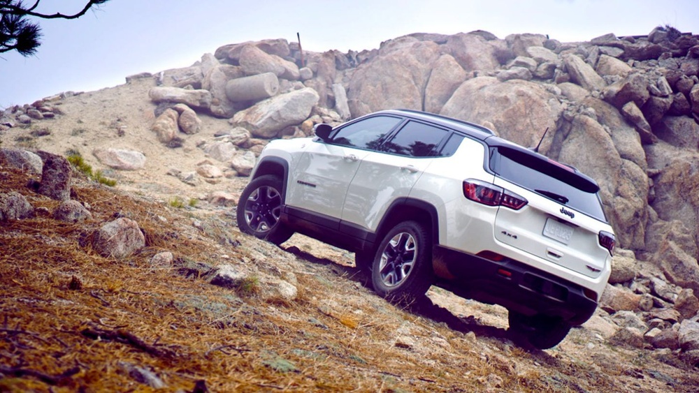how much does a jeep compass weigh