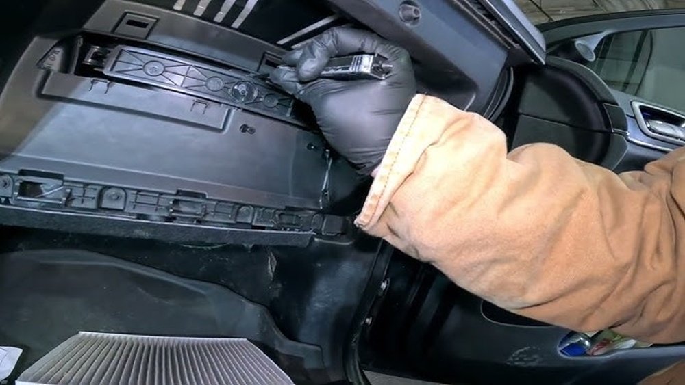 how to change cabin air filter 2020 jeep grand cherokee