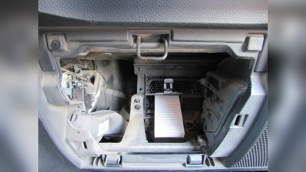 how to change cabin air filter jeep wrangler