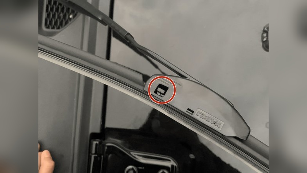 how to change jeep windshield wipers
