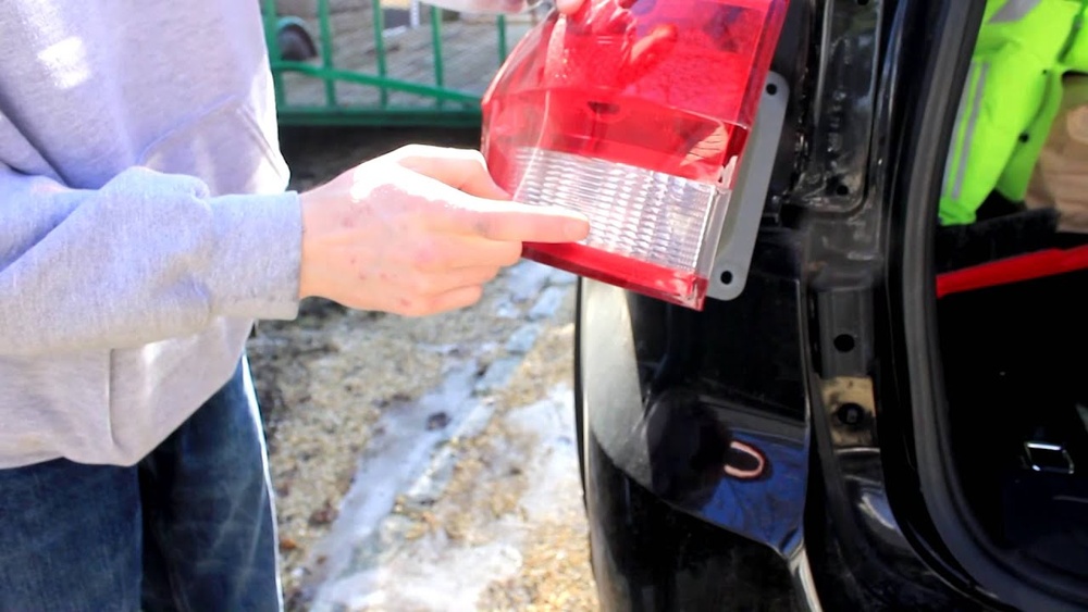 how to change rear turn signal bulb jeep grand cherokee