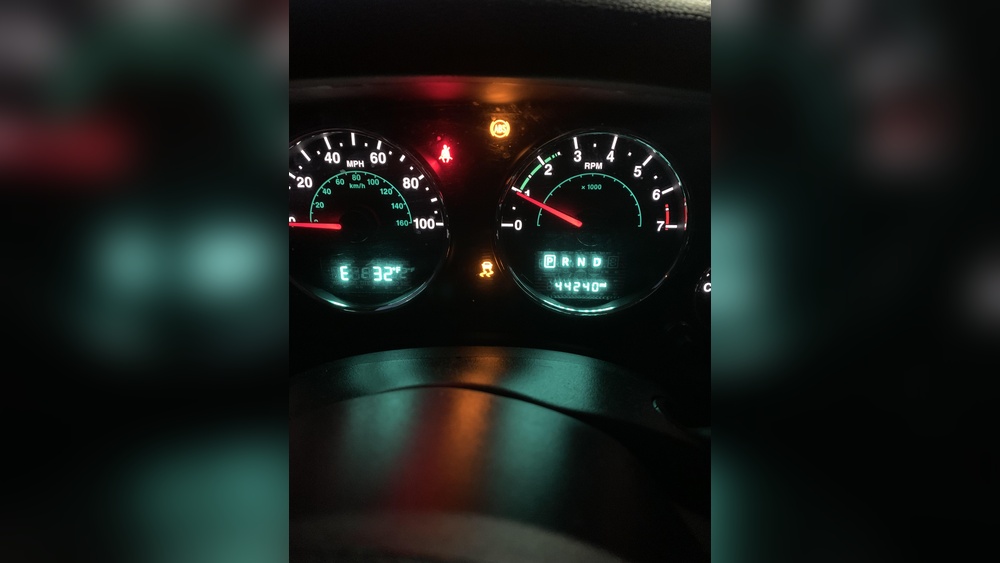 how to check jeep wrangler traction control light codes