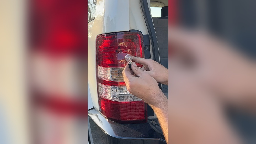 how to replace 2008 jeep liberty tail light