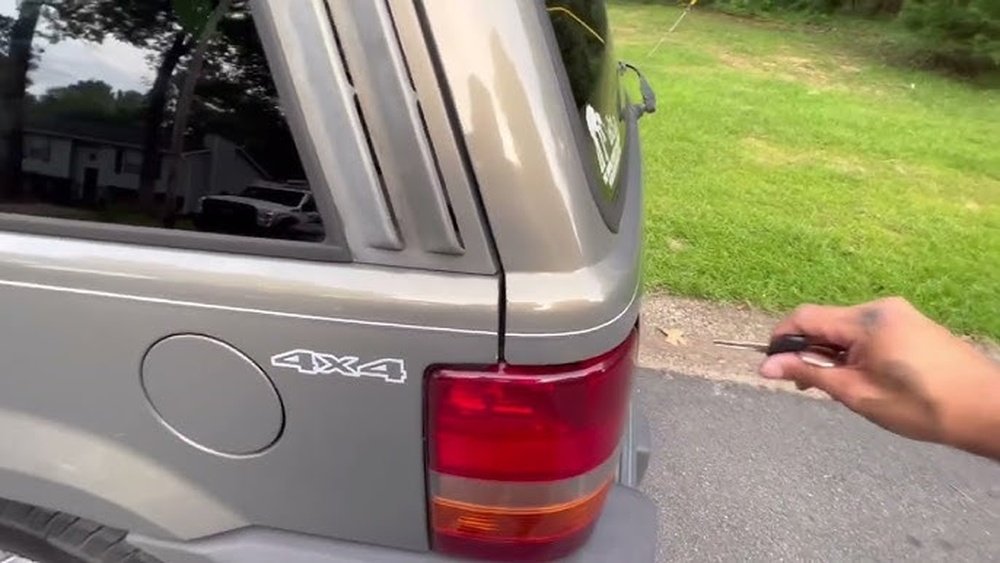how to turn off jeep grand cherokee alarm