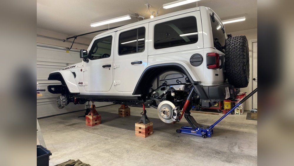 how to use a floor jack on a jeep wrangler