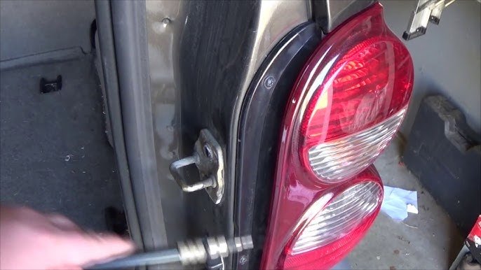 How To Replace Tail Light On 2005 Jeep Liberty: Step-by-Step Guide