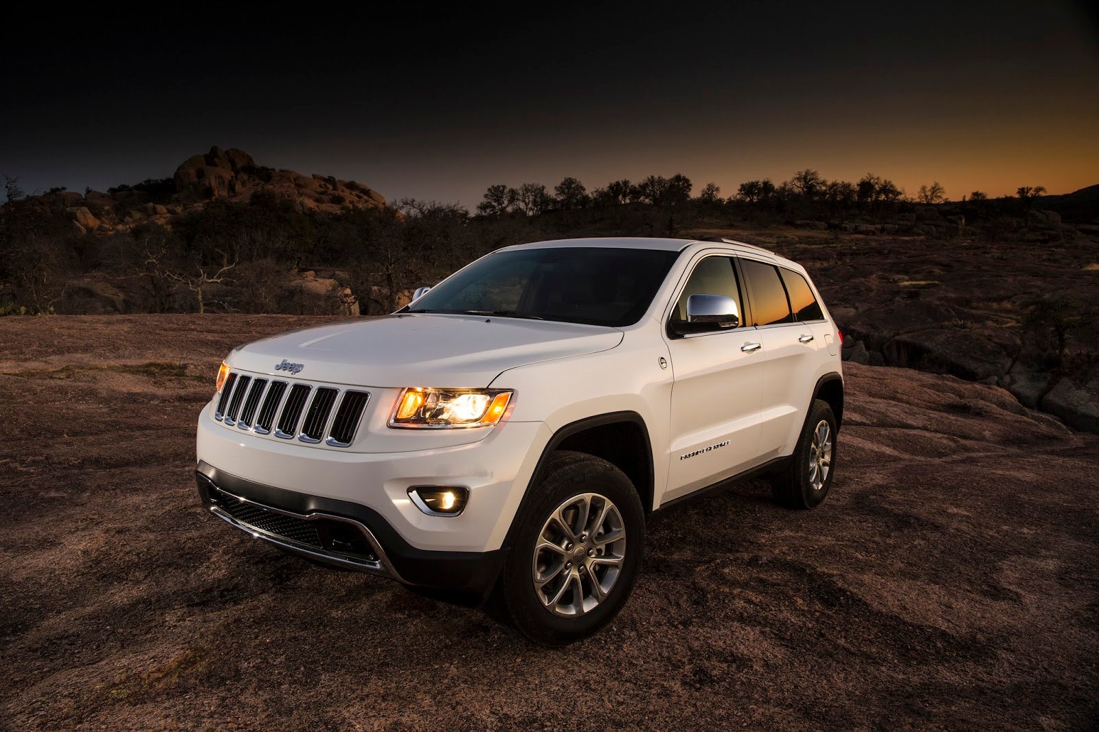 Jeep Grand Cherokee Laredo 2014 Review: Performance & Value Jeep Grand Cherokee Laredo 2014 Review: Performance & Value