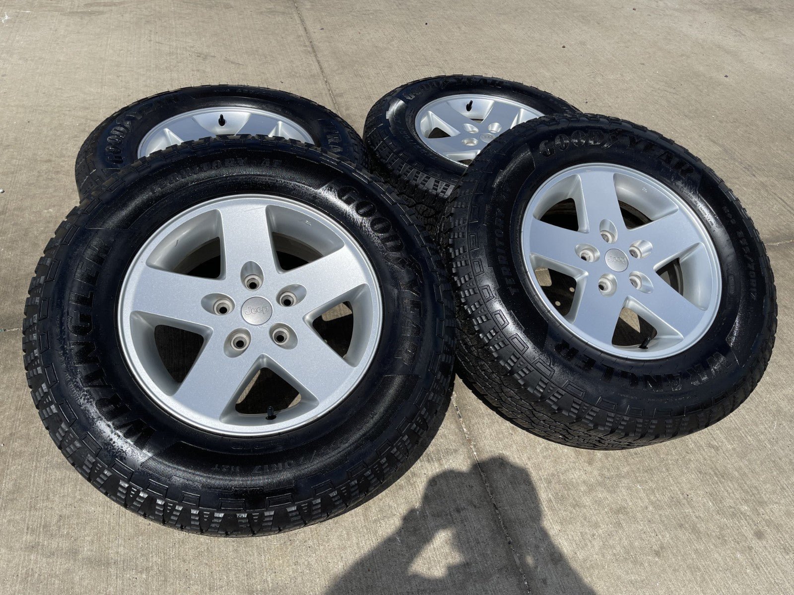 Jeep 16 Wheels Powder Black: Bold Style