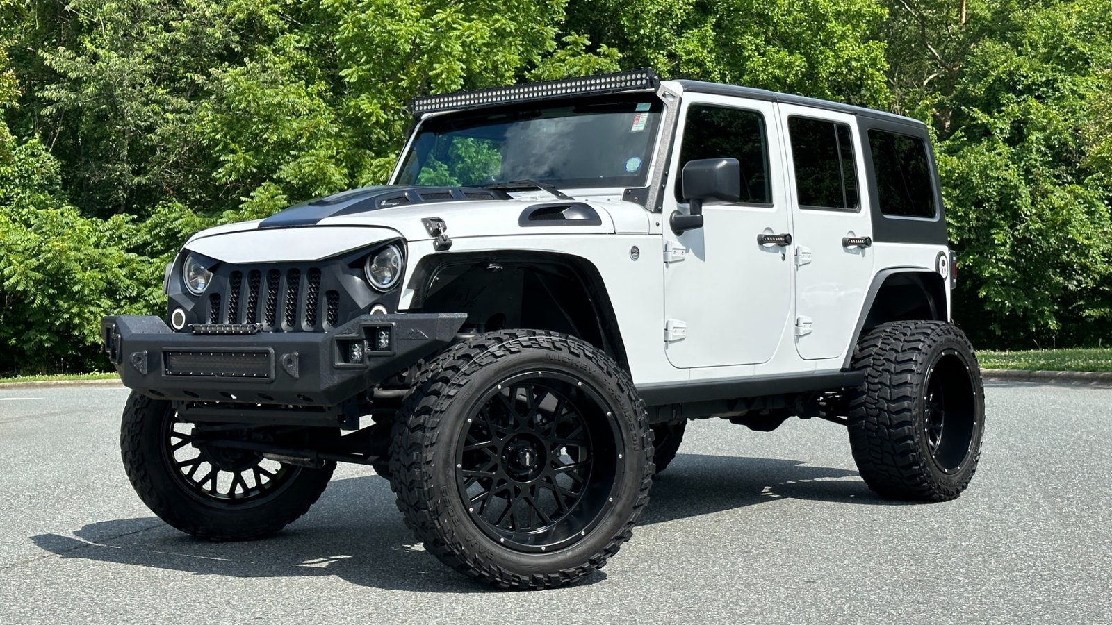 Jeep Wrangler Unlimited Willys Wheeler: White Fastback Power