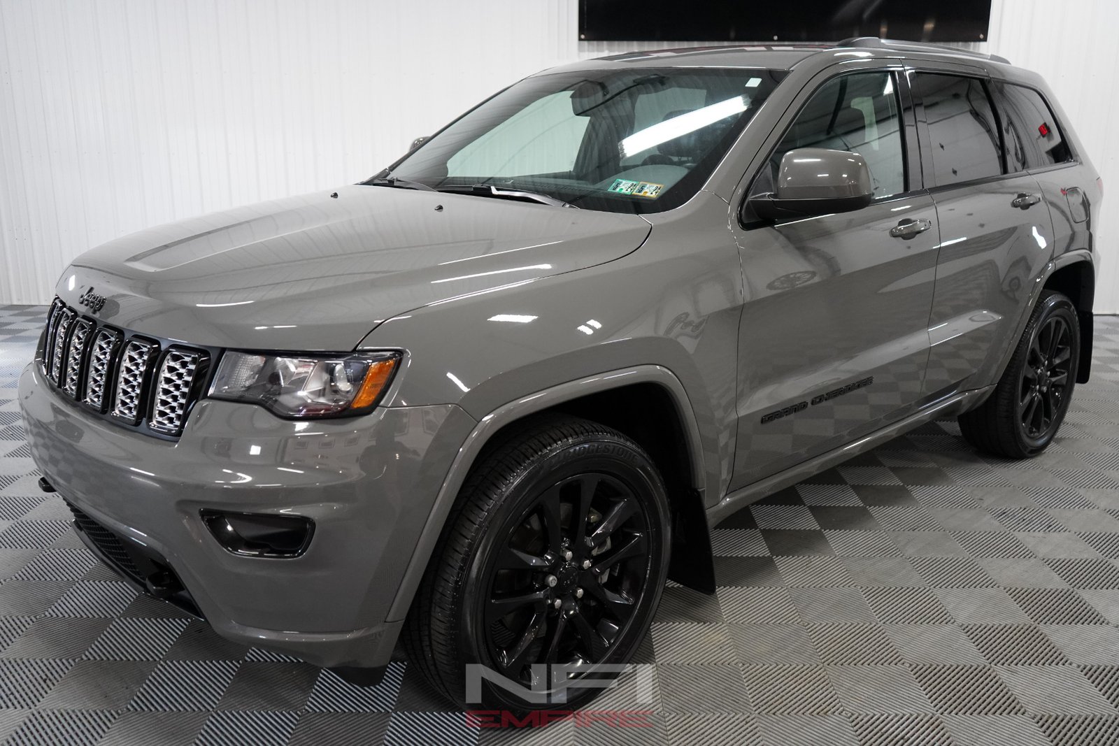 Grey Jeep Cherokee Black Wheels: A Bold Statement