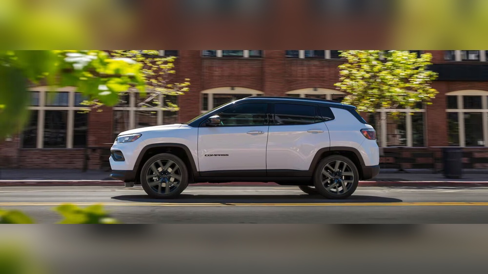 Amazing Lizard On Jeep Compass Pictures