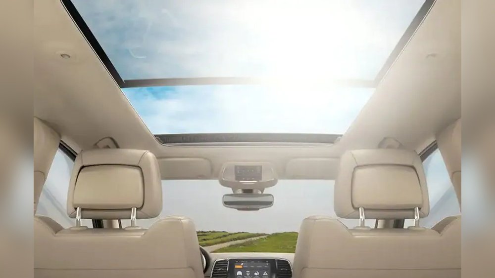 which jeep grand cherokee have panoramic sunroof