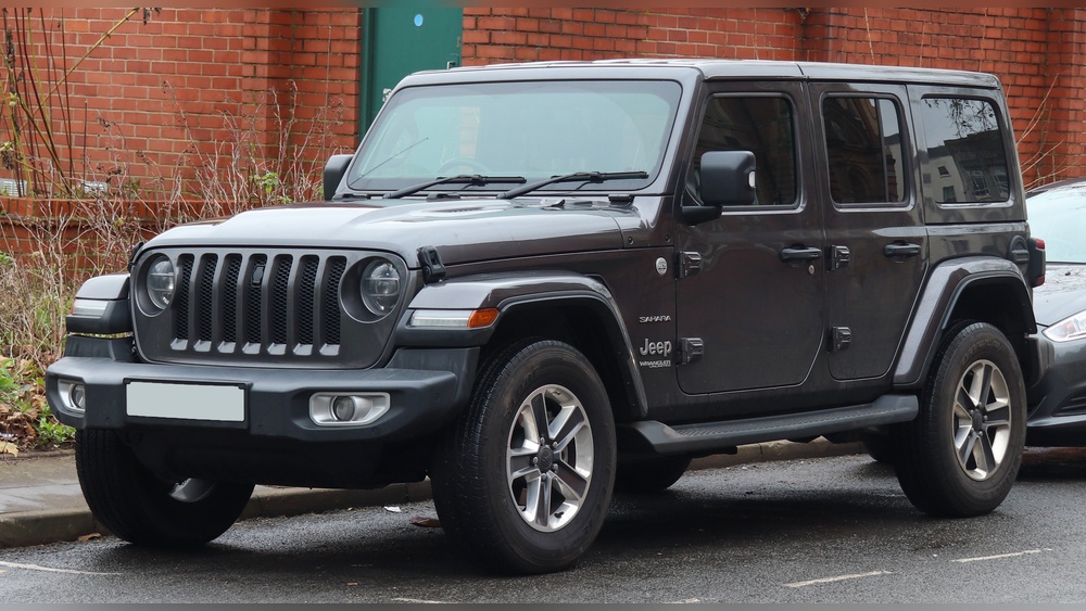 who makes jeep wranglers 1
